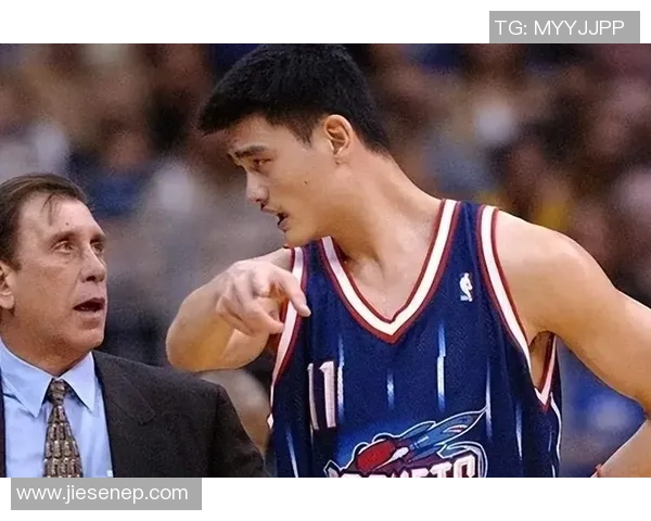 姚明踏上休斯顿的征程开启NBA传奇生涯的第一步