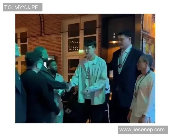 罗宾帽姚明的传奇故事与篮球梦想的交汇点 罗宾帽姚明的传奇故事与篮球梦想的交汇点