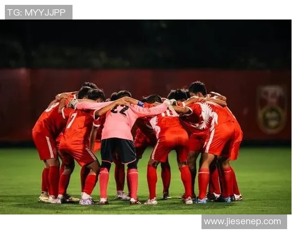 足球明星与粉丝之间的争吵揭示了偶像崇拜的真实面貌与复杂关系 足球明星与粉丝之间的争吵揭示了偶像崇拜的真实面貌与复杂关系