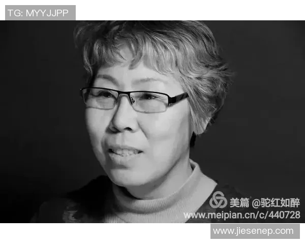 黑白画笔下的足球明星魅力展现与艺术风采交融之旅